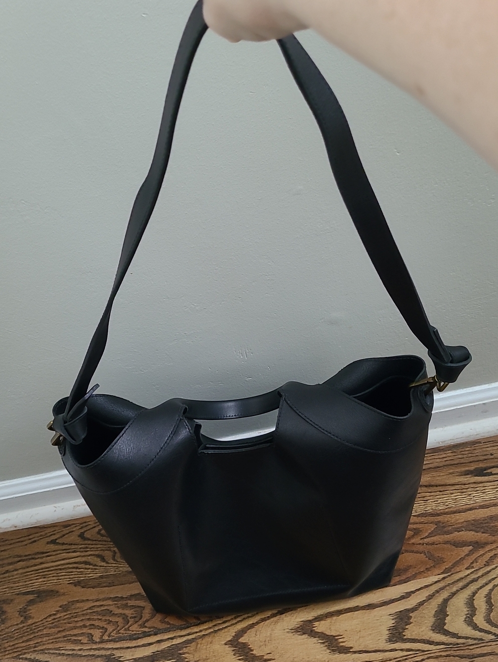 Madewell The Sydney Cutout Tote in Leather in True Black - Picture 7 of 8